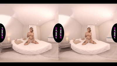 PORNBCN VR Küpsed Hispaania MILF masturbeerib ja imeb oma riista POV-s, samal ajal suitsetades ja jalga tõmmates.